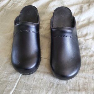 Sanitas Womens Black Leather Clogs